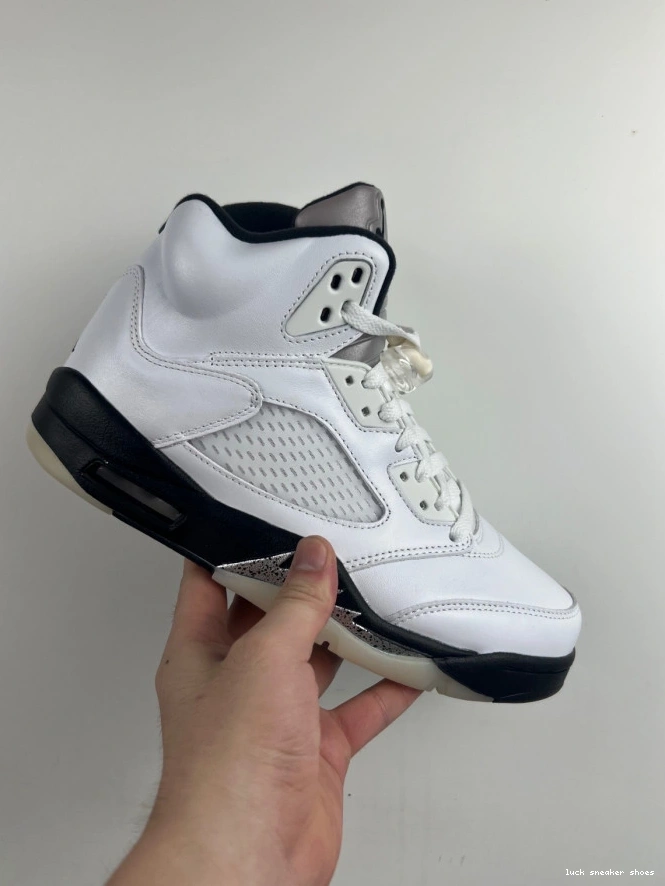Reps LUCY 5 AIR DD0587-110 'WHITE JORDAN RETRO BLACK' 0807